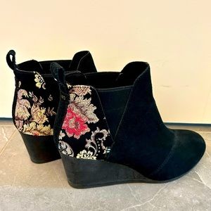 TOMS Kelsey Black Suede Sz 8.5 Booties